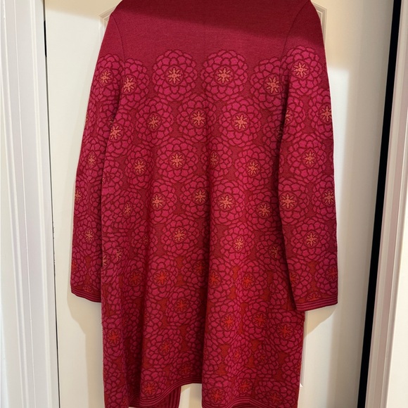 Elegant Floral Knit Cardigan in Deep Red - Picture 2 of 3